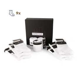 9PACK Pietro Filipi calcetines sport alto blanco (9POB1) S.
Los calcetines deportivos de corte alto de Pietro Filipi son una gran elección para cualquiera que busque una combinación de elegancia y funcionalidad.
Material de calidad para mayor comodidad incluso durante actividades exigentes
Los calcetines deportivos Pietro Filipi están confeccionados con una mezcla de primera calidad de algodón, poliamida y elastano.
Corte práctico para el día a día
Gracias a su corte más alto, los calcetines Pietro Filipi proporcionan una protección suficiente para los tobillos durante la carrera, el ciclismo u otras actividades deportivas.
¿Por qué elegir los calcetines deportivos Pietro Filipi?

Máximo confort: El ajuste ergonómico garantiza una sujeción perfecta del pie.


Transpirabilidad: La mezcla de materiales de primera calidad permite una excelente circulación del aire y la evacuación de la humedad.


Estilo y elegancia: El diseño sencillo con el logotipo de Pietro Filipi destaca su atención al detalle.


Usouniversal: Ideal para el rendimiento deportivo, el senderismo y los conjuntos elegantes de diario.

Ropa interior Pietro Filipi para todos los hombres con estilo
La marca Pietro Filipi tiene una larga tradición en el mercado checo.
Cuidado de los calcetines Pietro Filipi
Para que tus calcetines conserven su forma y color el mayor tiempo posible, es importante seguir unas sencillas normas para su mantenimiento.

Lavandería: Se recomienda lavar los calcetines a una temperatura máxima de 30°C.


Secado: No es aconsejable secar los calcetines en secadora, ya que las altas temperaturas pueden hacer que el material encoja o pierda elasticidad.


Planchado: Los calcetines Pietro Filipi no necesitan planchado.

Consejo: Conviértete en una experta en mantenimiento de lencería con los consejos de nuestro artículo y dale a tus piezas favoritas el cuidado que se merecen.