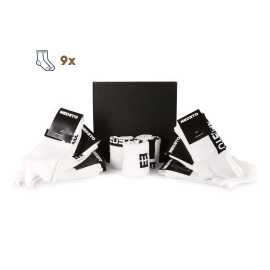 9PACK Nedeto calcetines sport alto blanco (9NOB1) S.
Los calcetines deportivos de corte alto son la elección perfecta para quienes prefieren un estilo de vida activo y quieren lucir elegantes en todo momento.
El material de alta calidad te mantiene cómodo incluso en situaciones exigentes
Los calcetines deportivos Nedeto están confeccionados con una mezcla de algodón, elastano y poliamida que garantiza la máxima funcionalidad en la práctica deportiva y durante todo el día.
Corte práctico para cada actividad
Los calcetines Nedeto tienen un corte más alto, por lo que protegerán bien tus tobillos cuando corras o hagas senderismo.
Por qué deberías probar los calcetines deportivos Nedeto

Máximo confort: Gracias a su sofisticado corte, proporcionan una sujeción perfecta durante cada movimiento.


Materialtranspirable: La combinación de fibras de calidad permite la circulación del aire, evitando la desagradable sudoración y garantizando el frescor durante todo el día.


Agarreperfecto: El dobladillo elástico evita el deslizamiento y favorece la circulación sanguínea.


Usouniversal: Ideal para running, ciclismo, fitness, senderismo o como accesorio cómodo para las actividades cotidianas.

La ropa interior Nedeto satisface incluso a los clientes más exigentes
La marca checa de lencería Nedeto pertenece a nuestras marcas blancas, por lo que daremos nuestra mano por la calidad de sus productos.
Cuidado de los calcetines Nedeto
Para que tus calcetines conserven su forma y color el mayor tiempo posible, es importante seguir unas sencillas normas para su mantenimiento.

Lavandería: Se recomienda lavar los calcetines a una temperatura máxima de 30°C.


Secado: No es aconsejable secar los calcetines en secadora, ya que las altas temperaturas pueden hacer que el material encoja o pierda elasticidad.


Planchado: Los calcetines Nedeto no necesitan planchado.

Consejo: Conviértete en una experta en mantenimiento de lencería con los consejos de nuestro artículo y dale a tus piezas favoritas el cuidado que se merecen.