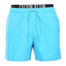 Bañador de hombre Calvin Klein azul (KM0KM01093-CVJ) M.
¿Quiere ir elegante y disfrutar al mismo tiempo del máximo confort?
Material ligero y funcional que te mantiene cómodo
El bañador está hecho de poliéster ligero que se seca rápidamente y es muy duradero.
Ajuste cómodo para cualquier ocasión
El bañador Calvin Klein tiene las piernas más cortas, por lo que no te limita y deja ver tus piernas.
Por qué no debe faltar en tu armario la ropa de baño Calvin Klein

Diseño premium: Un look lujoso con el emblemático logotipo de Calvin Klein.
Material de secado rápido.
Corte perfecto: Las perneras cortas y la cintura elástica con cordón se adaptarán a tu cuerpo y te garantizarán la máxima libertad de movimientos.

La ropa interior Calvin Klein gusta en todo el mundo
La ropa interior masculina Calvin Klein es uno de los incondicionales de la industria de la moda.
¿Cómo cuidar la ropa de baño?
Para que tu bañador dure como nuevo, es importante cuidarlo adecuadamente:

Lavandería: Recomendado para 30°C con detergente suave.
Secado: No apto para secadora - mejor dejar secar al aire.
Planchado: No planchar, el material se aplana de forma natural.

Consejo: Elegir un bañador que te quede bien y realce tu estilo puede ser un largo camino.