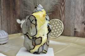 Plameň SEPTÁRIA  #1-Odvaha, Sebaistota, Hojnosť, Ochrana, Premena, Uzemnenie, Solar plexus 21 cm - 2,72kg Afirmácia: Neustále vnímam uzemnenie a ochranu, som v bezpečí

Septária- Poskytuje ochranu svojmu majiteľovi. Výborný pre podnikateľov, priaznivo ovplyvňuje úspech a finančnú hojnosť . Uvoľnuje napätie a blokády v solar plexus , harmonizuje naše Ja a pomáha nám k premene ponorením sa do seba. Uvoľnuje depresie a úzkosť. Podporuje koncentráciu, inšpiráciu, kreativitu a duchovný vývoj. Lieči psychosomatické problémy, žalúdočne vredy, harmonizuje rodinné konflikty, zlepšuje náladu a pomáha nám hľadieť dopredu s optimizmom.. Pomáha nám získať nadhľad, pragmatické myslenie, sebavedomie.

Vhodný ako meditačná alebo liečebná pomôcka. Výbrus do tvaru plameňa výborne koncentruje energiu a vysiela ju do priestoru . 