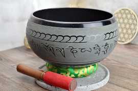 Veľká Tibetská spievajúca miska Piati Budhovia 21cm + gong a vankúšik Tibetská Hliníková extra hlasná spievajúca miska, je strojovo vyrobená v Indii. Zvuky spievajúcej misky sa využívajú pri zvukovej terapii a zvukovej masáži na Harmonizáciu frekvencie tela.

Zvuky spievajúcej misky sa využívajú pri zvukovej terapii a zvukovej masáži na Harmonizáciu frekvencie tela. Zvuky majú množstvo blahodarných účinkov na ľudský organizmus.  Údery na misku paličkou vydávajú zvuky , ktoré upokojujú, pomáhajú meditovať i redukovať stres a vyrovnávať čakry a priechodnosť energie medzi energetickými centrami. Pôsobia ako vnútorná masáž buniek a pomáhajú tak obnoviť našim orgánom ich prirodzené frekvencie.