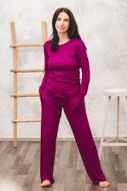 Conjunto de lazer Meracus Nanna blackberry (MEF054) S.
As calças compridas para mulher com bolsos e uma camisa de manga comprida da empresa checa Meracus são confortáveis não só em casa.
Sugestão: As leggings são óptimas, mas bolsos são bolsos!
Material: 95% viscose de bambu, 5% elastanoGramagem: 210 g/m2Cuidados: Engomar: sim, Amaciador de roupa: sim, Máquina de secar roupa: sim, Branqueamento: não, Lavagem: 40 °C
O vestuário de lazer em bambu da Meracus é cosido numa pequena oficina de costura em Jablonec nad Nisou.
Tamanhos
O modelo foi fotografado no tamanho S, o modelo tem 168 cm e veste normalmente o tamanho S.
Viscose de bambu ou bambu?
O bambu não forma fibras naturalmente, pelo que é necessário produzir fibras a partir do bambu.

O bambu é uma das plantas de crescimento mais rápido na Terra.
Além disso, é naturalmente antibacteriana e, por esta razão, não são utilizados pesticidas no seu cultivo (o que é uma grande diferença em relação ao algodão).
É por isso que o bambu é ótimo para o desenvolvimento sustentável.
É utilizado na indústria têxtil desde o final do século passado.