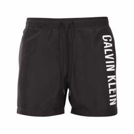 Pánske plavky Calvin Klein čierné (KM0KM01092-BEH) XXL.
Chcete vyzerať štýlovo a zároveň si užívať maximálne pohodlie?
Ľahký a funkčný materiál vám zaručí pohodlie
Plavky sú vyrobené z ľahkého polyesteru, ktorý rýchlo schne a je veľmi odolný.
Pohodlný strih na každú príležitosť
Plavky Calvin Klein majú kratšie nohavičky, takže vás neobmedzujú a nechajú vyniknúť vaše nohy.
Prečo by vám plavky Calvin Klein nemali chýbať v šatníku

Prémiový dizajn: Luxusný vzhľad s ikonickým logom Calvin Klein.
Rýchloschnúci materiál.
Perfektný strih: Krátke nohavičky a elastický pás so šnúrkou na stiahnutie sa vám prispôsobia a zabezpečia maximálnu voľnosť pohybu.

Spodnú bielizeň Calvin Klein milujú ľudia na celom svete
Pánska spodná bielizeň Calvin Klein patrí k stáliciam módneho priemyslu.
Ako sa starať o svoje plavky?
Aby vám plavky vydržali ako nové, je dôležité venovať im správnu starostlivosť:

Pranie: Odporúča sa pri 30 °C s jemným pracím prostriedkom.
Sušenie: Nie je vhodné sušiť v bubnovej sušičke - najlepšie je nechať ich uschnúť na vzduchu.
Žehlenie: Nežehlite, materiál sa prirodzene vyrovná.

Tip: Výber plaviek, ktoré vám dokonale padnú a zvýraznia váš štýl, môže byť behom na dlhé trate.