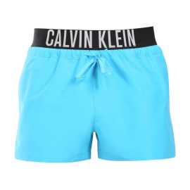Kupaće gaće Calvin Klein plava (KM0KM01094-CVJ) XXL.
Želite li izgledati elegantno, a istovremeno uživati ​​u maksimalnoj udobnosti?
Lagan i funkcionalan materijal osigurava udobnost
Kupaći kostimi izrađeni su od laganog poliestera koji se brzo suši i vrlo je izdržljiv.
Udoban kroj za svaku priliku
Kupaći kostimi Calvin Klein imaju kraće nogavice, tako da vas ni na koji način ne sputavaju, a ujedno i ističu vaše noge.
Zašto bi kupaći kostimi Calvina Kleina trebali biti u vašem ormaru

Vrhunski dizajn: Luksuzan izgled s kultnim Calvin Klein logotipom.
Materijal koji se brzo suši.
Savršen rez: Kratke nogavice i elastični pojas s vezicom prilagođavaju se vama i osiguravaju maksimalnu slobodu kretanja.

Calvin Klein donje rublje vole ljudi diljem svijeta
Calvin Klein muško donje rublje spada u konstante modne industrije.
Kako se brinuti za kupaći kostim?
Kako bi vaš kupaći kostim što dulje izgledao kao nov, važno je pridržavati se pravilne njege:

Pranje: Preporučuje se na 30°C s blagim deterdžentom.
Sušenje: Nije prikladno za sušenje u sušilici rublja - najbolje je ostaviti da se suši na zraku.
peglanje: Ne peglajte, materijal će se prirodno ispraviti.

Savjet: Odabir kupaćeg kostima koji vam savršeno pristaje i ističe vaš stil može biti dugotrajan.