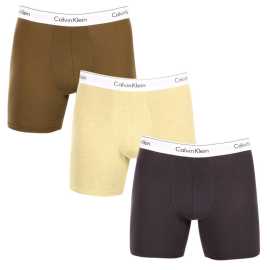 3PACK pánske boxerky Calvin Klein viacfarebné (NB2381A-GW2) XL, trenky.
Užívajte si maximálne pohodlie a luxus s pánskymi boxerkami Calvin Klein.
Kvalitný materiál pre celodenné pohodlie
Tieto boxerky sú vyrobené z prvotriednej zmesi bavlny a elastanu.
Elegantný dizajn a praktický strih
Tkaná guma s kontrastným logom Calvin Klein vytvárajú štýlový a nadčasový vzhľad.
Prečo si zamilujete boxerky Calvin Klein

Prvotriedny materiál: Kombinácia bavlny a elastanu zaručuje mäkkosť, priedušnosť a elasticitu pre maximálne pohodlie počas celého dňa.


Štýlový dizajn: Ikonické logo Calvin Klein s vyšívanou gumou dodáva boxerkám elegantný vzhľad vhodný na každú príležitosť.


Praktický strih: dlhšie nohavice a prispôsobivý strih poskytujú väčšie pohodlie a voľnosť pohybu, ideálne na bežné nosenie, do práce aj na voľný čas.

Spodnú bielizeň Calvin Klein milujú ľudia na celom svete
Pánska spodná bielizeň Calvin Klein patrí k stáliciam módneho priemyslu.
Ako sa starať o boxerky Calvin Klein
Aby si vaše nové boxerky zachovali svoj vzhľad a kvalitu čo najdlhšie, dodržiavajte tieto jednoduché pokyny:

Pranie: Perte ich pri maximálnej teplote 30 °C.


Sušenie: Sušenie v bubnovej sušičke sa neodporúča - najlepšou voľbou je sušenie na vzduchu.


Žehlenie: Boxerky nie je potrebné žehliť, čím ušetríte čas a námahu.

Tip: Hľadanie obľúbenej spodnej bielizne môže byť beh na dlhé trate, preto chceme, aby vám obľúbené kúsky dlho vydržali.