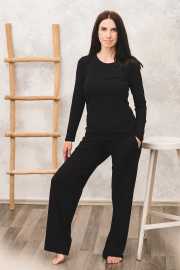 Conjunto de ocio Meracus Nanna negro (MEF053) M.
Los pantalones largos de mujer con bolsillos y camisa de manga larga de la empresa checa Meracus no sólo son cómodos en casa.
Consejo: Los leggings están bien, ¡pero los bolsillos son bolsillos!
Material: 95% viscosa de bambú, 5% elastánGramaje: 210 g/m2Cuidado: Planchado: sí, Suavizante: sí, Secadora: sí, Blanqueado: no, Lavado: 40 °C
La ropa de ocio de bambú de Meracus se cose en un pequeño taller de costura de Jablonec nad Nisou.
Tallas
La modelo fue fotografiada con la talla S.
¿Viscosa de bambú o bambú?
El bambú no forma fibras de forma natural, por lo que es necesario producir fibras a partir del bambú.

El bambú es una de las plantas de crecimiento más rápido de la Tierra.
Además, es antibacteriano por naturaleza, por lo que no se utilizan pesticidas en su cultivo (lo que supone una gran diferencia con respecto al algodón).
Por eso el bambú es estupendo para el desarrollo sostenible.
Se utiliza en la industria textil desde finales del siglo pasado.