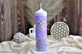 AKTIVAČNÁ SVIEČKA MERKABA 20cm (Ochrana, hĺbková Očista, duchovný vývoj, aktivácia svetelného systému) Dochádza k veľmi hlbokému čisteniu od blokov a deštrukčných programov. Človeka spája s vyššími dimenziami a svetmi. Zvyšuje silu myšlienky a urýchľuje duchovný vývoj. Pomáha nám rýchlejšie preprogramovat, aby sa mohol človek vymaniť zo systému, kde panuje strach, manipulácia a vláda ega, do svetelného systému lásky slobody, harmónie, do jemne hmotných vibrácií lásky, kde neplatia ľudské zákony ega, ale božie zákony lásky a spravodlivosti.
