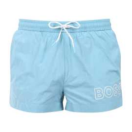 Herenzwemkleding BOSS blauw (50469280-455) M.
Ben je op zoek naar een modern en stijlvol badpak dat er niet alleen geweldig uitziet, maar ook comfort biedt?
Lichtgewicht en duurzaam materiaal
Het badpak is gemaakt van synthetische vezels die lichtgewicht, sneldrogend en bestand tegen water, chloor en zonlicht zijn.
Comfortabele snit die perfect past
De korte broeken voor heren van BOSS hebben een modern ontwerp met een sportieve touch en passen bij elke actieve man.
Waarom is BOSS zwemmode het proberen waard?

Tijdloos ontwerp: Een minimalistische en moderne look voor elke gelegenheid.
Sneldrogend materiaal: Lichtgewicht en duurzame kunstvezels voor maximaal comfort.
Ze passen perfect: Elastische taille en korte pijpen voor bewegingsvrijheid en comfort.

Alle stijlvolle mannen zullen dol zijn op BOSS ondergoed
Het merk BOSS is voortgekomen uit de bekende kledingfabrikant Hugo Boss als een productlijn voor mannen die houden van kwaliteitsstukken en tijdloze looks.
Hoe verzorg je je BOSS zwemkleding?
Om ervoor te zorgen dat je zwemkleding net zo lang meegaat als nieuwe kleding, is het belangrijk om er goed voor te zorgen:

Wasgoed: Aanbevolen voor 30°C met mild afwasmiddel.
Drogen: Niet in de droger, ideaal is om ze vrij te laten drogen aan de lucht.
Strijken: Niet strijken, het materiaal wordt vanzelf plat.

Tip: Het kan een hele klus zijn om een badpak te kiezen dat perfect bij je past en bij je stijl past.