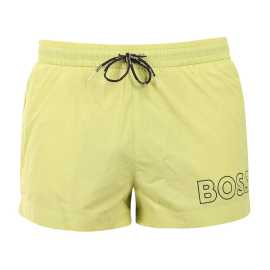 Bademode für Männer BOSS gelb (50469280-331) L.
Sind Sie auf der Suche nach einem modernen und stilvollen Badeanzug, der nicht nur gut aussieht, sondern auch bequem ist?
Leichtes und haltbares Material
Der Badeanzug besteht aus einer leichten, schnell trocknenden Kunstfaser , die wasser-, chlor- und sonnenlichtbeständig ist.
Bequemer Schnitt mit perfekter Passform
Die Herren-Shorts BOSS Bademode hat ein modernes Design mit sportlichem Touch und passt zu jedem aktiven Mann.
Warum ist BOSS Bademode einen Versuch wert?

Zeitloses Design: Ein minimalistischer und moderner Look für jede Gelegenheit.
Schnell trocknendes Material: Leichte und strapazierfähige Kunstfasern für maximalen Komfort.
Sie passen perfekt: Gummizug in der Taille und kurze Beine für mehr Bewegungsfreiheit und Komfort.

Alle stilvollen Männer werden BOSS Unterwäsche lieben
Die Marke BOSS wurde aus dem bekannten Bekleidungshersteller Hugo Boss ausgegliedert und bietet eine Produktlinie für Männer, die hochwertige Stücke und zeitlose Looks lieben.
Wie pflegt man BOSS Bademode?
Damit Ihre Bademode so lange wie neu hält, ist es wichtig, sie richtig zu pflegen:

Waschen: Empfohlen für 30°C mit mildem Reinigungsmittel.
Trocknen: Nicht im Wäschetrockner trocknen, am besten an der Luft trocknen lassen.
Bügeln: Nicht bügeln, das Material wird sich von selbst glätten.

Tip: Die Wahl eines Badeanzugs, der Ihnen perfekt passt und Ihren Stil unterstreicht, kann ein langer Weg sein.