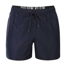 Maillot de bain homme Calvin Klein bleu foncé (KM0KM01093-CEF) XXL.
Voici les maillots de bain pour hommes Calvin Klein, qui associent le design emblématique de la marque à des éléments modernes.
La qualité Calvin Klein qui ne vous laissera pas tomber
Les maillots de bain Calvin Klein sont fabriqués à partir de 100% de polyester recyclé, ce qui garantit une qualité supérieure tout en favorisant le développement durable.
Un design bien pensé pour votre confort
Les maillots de bain Calvin Klein sont conçus dans un souci de confort et de style.
Pourquoi les maillots de bain Calvin Klein ne devraient-ils pas être absents de votre garde-robe ?

Durabilité : Les maillots de bain sont fabriqués à partir de matériaux recyclés, ce qui réduit l'impact sur l'environnement.
Technologie de séchage rapide : Le matériau moderne assure un confort maximal tout au long de la journée.
Design élégant et moderne : Calvin Klein ne se démode jamais.
Un choix parfait : Vous serez une star non seulement sur la plage, mais aussi lors des fêtes au bord de la piscine ou de n'importe quel sport aquatique.

Les sous-vêtements Calvin Klein vous donnent un style unique
Les sous-vêtements pour hommes Calvin Klein sont l'un des piliers de l'industrie de la mode.
Comment entretenir les maillots de bain Calvin Klein ?
Pour que les maillots de bain Calvin Klein conservent longtemps leur qualité et leur couleur, il est important de suivre une procédure d'entretien correcte.

Blanchisserie : Lavez-les dans la machine à laver à une température maximale de 30 °C et utilisez un détergent doux qui n'abîme pas le matériau.
Séchage : Ne faites pas sécher votre maillot dans le sèche-linge, mais laissez-le sécher à l'air libre, à l'ombre, pour éviter que la couleur rouge vif ne se décolore.
Stockage : Une fois complètement sec, le maillot de bain doit être stocké dans un endroit sec et bien ventilé pour éviter la formation de moisissures.

Conseil : Trouver le sous-vêtement qui vous convient parfaitement peut s'avérer difficile.