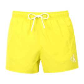 Herenzwemkleding Calvin Klein geel (KM0KM01099-LRF) XL.
Maak kennis met de Calvin Klein zwemmode voor heren die het iconische ontwerp van het merk combineert met moderne elementen.
Calvin Klein kwaliteit die je niet in de steek laat
Calvin Klein badmode is gemaakt van 100% gerecycled polyester, wat superieure kwaliteit garandeert en duurzaamheid bevordert.
Doordacht ontwerp voor jouw comfort
Calvin Klein badmode is ontworpen met comfort en stijl in gedachten.
Waarom zou Calvin Klein zwemkleding niet in je garderobe mogen ontbreken?

Duurzaamheid: De zwemkleding is gemaakt van gerecycled materiaal, wat de impact op het milieu vermindert.
Sneldrogende technologie: Het moderne materiaal zorgt de hele dag voor maximaal comfort.
Stijlvol en modern ontwerp: Calvin Klein gaat gewoon nooit uit de mode.
Perfecte keuze: Je zult niet alleen een ster zijn op het strand, maar ook op zwembadfeestjes of bij elke watersport.

Calvin Klein ondergoed geeft je een unieke stijl
Calvin Klein herenondergoed is een van de paradepaardjes van de mode-industrie.
Hoe je Calvin Klein badmode moet onderhouden
Om de kwaliteit en kleur van Calvin Klein zwemkleding lang te behouden, is het belangrijk om de juiste onderhoudsprocedure te volgen.

Wasgoed: Was ze in de wasmachine op maximaal 30 °C en gebruik een mild wasmiddel dat zacht is voor het materiaal.
Drogen: Droog je badpak niet in de droger - laat het liever aan de lucht drogen in de schaduw om te voorkomen dat de felrode kleur vervaagt.
Opslag: Bewaar het badpak na volledige droging op een droge en goed geventileerde plaats om schimmelvorming te voorkomen.

Tip: Het juiste ondergoed vinden dat perfect bij je past, kan een uitdaging zijn.