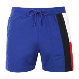Pánske plavky Tommy Hilfiger modré (UM0UM03483 D03) XL.
Hľadáte plavky, ktoré spájajú luxusný dizajn, pohodlie a funkčnosť?
Ľahký a rýchloschnúci materiál
Plavky sú vyrobené z umelých vlákien, ktorý je nielen mimoriadne ľahký, ale aj rýchlo schne.
Pohodlný strih, ktorý dokonale padne
Vďaka mierne športovému strihu a rýchloschnúcemu materiálu sa tieto plavky skvele hodia nielen na plávanie a relax na pláži, ale aj na vodné športy alebo bežné nosenie počas horúcich letných dní.
Prečo by ste mali vyskúšať plavky Tommy Hilfiger

Rýchloschnúci materiál: Odolnosť a rýchle schnutie pre maximálne pohodlie.
Štýlový dizajn: Decentné logo Tommy Hilfiger dodáva prémiový vzhľad.
Pohodlný strih: Elastický pás so sťahovacou šnúrkou zaručujú skvelé prispôsobenie a voľnosť pohybu.

Spodná bielizeň Tommy Hilfiger zaručuje najvyššiu kvalitu
Značka Tommy Hilfiger sa pred takmer 40 rokmi stala ikonou amerického obliekania a jej farebnosť v tónoch modrej, červenej a bielej je rozpoznateľná na prvý pohľad.
Ako sa starať o plavky Tommy Hilfiger?
Aby si plavky zachovali kvalitu a farbu čo najdlhšie, je dôležité ich správne udržiavať:

Pranie: Odporúčame prať na 30 °C s jemným pracím prostriedkom, aby nedošlo k poškodeniu materiálu.
Sušenie: Sušenie: Nesušiť v sušičke – najlepšie je nechať ich voľne uschnúť na vzduchu.
Žehlenie: Nežehliť, materiál sa sám vyrovná a zostane hladký.

Tip: Výber plaviek, ktoré vám dobre padnú a zvýraznia váš štýl, môže byť beh na dlhé trate.