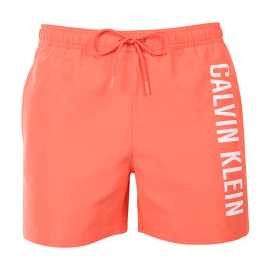 Herenzwemkleding Calvin Klein roze (KM0KM01092-U07) L.
Maak kennis met de Calvin Klein zwemmode voor heren die het iconische ontwerp van het merk combineert met moderne elementen.
Calvin Klein kwaliteit die je niet in de steek laat
Calvin Klein badmode is gemaakt van 100% gerecycled polyester, wat superieure kwaliteit garandeert en duurzaamheid bevordert.
Doordacht ontwerp voor jouw comfort
Calvin Klein badmode is ontworpen met comfort en stijl in gedachten.
Waarom zou Calvin Klein zwemkleding niet in je garderobe mogen ontbreken?

Duurzaamheid: De zwemkleding is gemaakt van gerecycled materiaal, wat de impact op het milieu vermindert.
Sneldrogende technologie: Het moderne materiaal zorgt de hele dag voor maximaal comfort.
Stijlvol en modern ontwerp: Calvin Klein gaat gewoon nooit uit de mode.
Perfecte keuze: Je zult niet alleen een ster zijn op het strand, maar ook op zwembadfeestjes of bij elke watersport.

Calvin Klein ondergoed geeft je een unieke stijl
Calvin Klein herenondergoed is een van de paradepaardjes van de mode-industrie.
Hoe je Calvin Klein badmode moet onderhouden
Om de kwaliteit en kleur van Calvin Klein zwemkleding lang te behouden, is het belangrijk om de juiste onderhoudsprocedure te volgen.

Wasgoed: Was ze in de wasmachine op maximaal 30 °C en gebruik een mild wasmiddel dat zacht is voor het materiaal.
Drogen: Droog je badpak niet in de droger - laat het liever aan de lucht drogen in de schaduw om te voorkomen dat de felrode kleur vervaagt.
Opslag: Bewaar het badpak na volledige droging op een droge en goed geventileerde plaats om schimmelvorming te voorkomen.

Tip: Het juiste ondergoed vinden dat perfect bij je past, kan een uitdaging zijn.