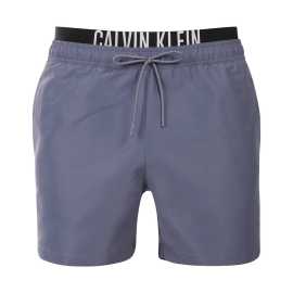 Bademode für Männer Calvin Klein grau (KM0KM01093-PCP) XXL.
Die neue Calvin Klein Bademode für Herren kombiniert das kultige Design der Marke mit modernen Elementen.
Calvin Klein-Qualität, die Sie nicht im Stich lässt
Calvin Klein Bademode wird zu 100 % aus recyceltem Polyester hergestellt, was eine hohe Qualität gewährleistet und gleichzeitig die Nachhaltigkeit fördert.
Durchdachtes Design für Ihren Komfort
Calvin Klein Bademode ist auf Komfort und Stil ausgerichtet.
Warum sollte Calvin Klein Bademode in Ihrem Kleiderschrank nicht fehlen?

Nachhaltigkeit: Die Bademode wird aus recycelten Materialien hergestellt, was die Auswirkungen auf die Umwelt reduziert.
Schnell trocknende Technologie: Das moderne Material bietet Ihnen den ganzen Tag über maximalen Komfort.
Elegantes und modernes Design: Calvin Klein kommt einfach nie aus der Mode.
Perfekte Wahl: Sie werden nicht nur am Strand, sondern auch bei Poolpartys oder beim Wassersport ein Star sein.

Calvin Klein Unterwäsche verleiht Ihnen einen einzigartigen Stil
Calvin Klein Herrenunterwäsche gehört zu den Aushängeschildern der Modeindustrie.
Pflegehinweise für Calvin Klein Bademode
Damit die Calvin Klein Bademode lange ihre Qualität und Farbe behält, ist es wichtig, die richtigen Pflegemaßnahmen zu ergreifen.

Waschen: Waschen Sie sie in der Waschmaschine bei maximal 30 °C und verwenden Sie ein mildes, materialschonendes Waschmittel.
Trocknen: Trocknen Sie Ihren Badeanzug nicht im Trockner, sondern lassen Sie ihn an der Luft im Schatten trocknen, damit die leuchtend rote Farbe nicht ausbleicht.
Lagerung: Lagern Sie den Badeanzug nach dem vollständigen Trocknen an einem trockenen und gut belüfteten Ort, um Schimmelbildung zu vermeiden.

Tip: Es kann schwierig sein, die richtige Unterwäsche zu finden, die perfekt sitzt.