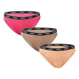 3PACK dámske nohavičky HUGO viacfarebné (50535254 960) XS.
Doprajte si každodennú dávku luxusu s týmito elegantnými dámskymi nohavičkami od HUGO.
Vysoko kvalitný materiál pre dokonalé pohodlie
Nohavičky HUGO sú vyrobené z mäkkého syntetického vlákna, ktoré je jemné na dotyk, veľmi príjemné na pokožke a vďaka elastanu sa perfektne prispôsobí vášmu telu.
Moderný štýl a sofistikovaný dizajn
Nohavičky HUGO prinášajú do vášho šatníka jemnú čipkovú textúru, ktorá vyzerá elegantne a zároveň zvodne.
Prečo by ste mali vyskúšať nohavičky HUGO

Luxusný čipkový dizajn s vytkávanou gumou: Štýlový vzhľad, ktorý kombinuje eleganciu s modernými športovými prvkami.
Pohodlný a pružný materiál: Mäkký na dotyk, priedušný a dokonale sa prispôsobí telu.
Ideálne na každodenné nosenie: Pohodlný strih, ktorý sa neposúva ani nezarezáva, vhodný do práce, na voľný čas aj na slávnostné príležitosti.

Spodná bielizeň HUGO pre milovníkov pohodlia a luxusu
Značka spodnej bielizne Hugo je súčasťou rodiny odevov Hugo Boss a vyznačuje sa vysokou kvalitou materiálov a precíznym spracovaním.
Ako sa starať o nohavičky HUGO
Aby vaše obľúbené nohavičky zostali dlho v perfektnom stave, odporúčame dodržiavať tieto pokyny na údržbu.

Pranie: Odporúčame prať nohavičky pri maximálnej teplote 30 °C.
Sušenie: Nohavičky nesušte v sušičke – horúci vzduch môže poškodiť elastické vlákna a jemnú čipku.
Žehlenie: Nežehli ich.

Tip: Nájdenie správneho kusu spodnej bielizne, ktorý vám perfektne sedí, môže byť niekedy náročné.