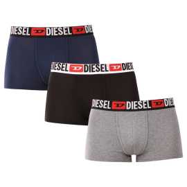 3PACK Boxers para hombre Diesel multicolor (00ST3V-0DDAI-E7226) M.
Apuesta por la combinación probada de estilo, comodidad y calidad con estos calzoncillos bóxer Diesel para hombre.
Material de primera calidad para el máximo confort
Los calzoncillos están confeccionados en una cómoda mezcla de algodón y elastano.
Diseño moderno y corte bien pensado
El diseño monocromático con goma en contraste le confiere un aspecto moderno y atemporal.
Por qué deberías probar los boxers Diesel

Material de primera calidad: La combinación de algodón y elastano garantiza suavidad, transpirabilidad y una flexibilidad ideal para el máximo confort durante todo el día.
Diseño elegante: El distintivo elástico tejido con el logotipo de Diesel confiere a los bóxers un aspecto moderno y un estilo atemporal.
Uso versátil: Ideal para el día a día, el trabajo, el deporte y el ocio: la elección perfecta para cualquier ocasión.

Ropa interior Diesel para los que quieren lo mejor para sí mismos
La icónica marca de ropa y ropa interior Diesel te deleitará con su estilo sencillo con elementos originales.
Cómo cuidar los boxers Diesel
Para que tu ropa interior favorita te dure mucho tiempo, te recomendamos que sigas estos consejos.

Lavandería: Lavar los bóxers a una temperatura máxima de 30 °C.
Secado: Puedes secar tus boxers en secadora a baja temperatura.
Planchado: Sí, estos calzoncillos se pueden planchar.

Consejo: Encontrar la prenda interior adecuada que se adapte perfectamente a ti puede ser todo un reto.