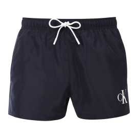 Maillot de bain homme Calvin Klein bleu foncé (KM0KM01099-CEF) M.
Voici les maillots de bain pour hommes Calvin Klein, qui associent le design emblématique de la marque à des éléments modernes.
La qualité Calvin Klein qui ne vous laissera pas tomber
Les maillots de bain Calvin Klein sont fabriqués à partir de 100% de polyester recyclé, ce qui garantit une qualité supérieure tout en favorisant le développement durable.
Un design bien pensé pour votre confort
Les maillots de bain Calvin Klein sont conçus dans un souci de confort et de style.
Pourquoi les maillots de bain Calvin Klein ne devraient-ils pas être absents de votre garde-robe ?

Durabilité : Les maillots de bain sont fabriqués à partir de matériaux recyclés, ce qui réduit l'impact sur l'environnement.
Technologie de séchage rapide : Le matériau moderne assure un confort maximal tout au long de la journée.
Design élégant et moderne : Calvin Klein ne se démode jamais.
Un choix parfait : Vous serez une star non seulement sur la plage, mais aussi lors des fêtes au bord de la piscine ou de n'importe quel sport aquatique.

Les sous-vêtements Calvin Klein vous donnent un style unique
Les sous-vêtements pour hommes Calvin Klein sont l'un des piliers de l'industrie de la mode.
Comment entretenir les maillots de bain Calvin Klein ?
Pour que les maillots de bain Calvin Klein conservent longtemps leur qualité et leur couleur, il est important de suivre une procédure d'entretien correcte.

Blanchisserie : Lavez-les dans la machine à laver à une température maximale de 30 °C et utilisez un détergent doux qui n'abîme pas le matériau.
Séchage : Ne faites pas sécher votre maillot dans le sèche-linge, mais laissez-le sécher à l'air libre, à l'ombre, pour éviter que la couleur rouge vif ne se décolore.
Stockage : Une fois complètement sec, le maillot de bain doit être stocké dans un endroit sec et bien ventilé pour éviter la formation de moisissures.

Conseil : Trouver le sous-vêtement qui vous convient parfaitement peut s'avérer difficile.