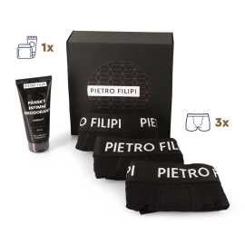 3PACK Conjunto de oferta para homem boxers e desodorizante para as partes íntimas Pietro Filipi (4PAD1) M.
Estilo, conforto e cuidado numa só embalagem!
O que contém o conjunto de oferta Pietro Filipi

3 peças de calções boxer Pietro Filipi confortáveis com cintura e logótipo


1 embalagem de desodorizante íntimo Pietro Filipi para o manter confortável mesmo nos dias mais difíceis

Os boxers Pietro Filipi para homem garantem conforto durante todo o dia
Os boxers justos de Pietro Filipi são feitos de uma mistura de algodão e elastano de alta qualidade que é confortável na pele, elimina a humidade e adapta-se perfeitamente ao corpo.
O desodorizante íntimo para homem proporciona-lhe frescura e conforto onde mais o aprecia
Mantenha-se seco e fresco mesmo nos locais mais sensíveis.
Porque vale a pena comprar o conjunto de boxers e desodorizante Pietro Filipi

Uma prenda prática para todos os homens.


Material de qualidade e design intemporal.


Cosméticos para homens de verdade.


Embalagem elegante.

Roupa interior Pietro Filipi para todos os homens com estilo
A marca Pietro Filipi tem uma longa tradição no mercado checo.
Como cuidar da sua roupa interior nova
Para garantir que desfruta dos seus novos boxers durante o máximo de tempo possível, recomendamos que siga estas dicas.

Lavandaria: Lavar os boxers a 40 °C para eliminar a sujidade e manter a sua forma e cor.


Secagem: Pode utilizar uma máquina de secar roupa nos seus boxers ou deixá-los secar ao ar livre.


Passar a ferro: Se for necessário, passe os boxers a uma temperatura mais baixa.

Sugestão: Torne-se um especialista em manutenção de lingerie com as dicas do nosso artigo e dê às suas peças favoritas o cuidado que elas merecem.