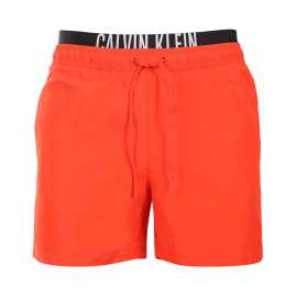 Kupaće gaće Calvin Klein Crvena (KM0KM01093-XM8) XXL.
Želite li izgledati elegantno, a istovremeno uživati ​​u maksimalnoj udobnosti?
Lagan i funkcionalan materijal osigurava udobnost
Kupaći kostimi izrađeni su od laganog poliestera koji se brzo suši i vrlo je izdržljiv.
Udoban kroj za svaku priliku
Kupaći kostimi Calvin Klein imaju kraće nogavice, tako da vas ni na koji način ne sputavaju, a ujedno i ističu vaše noge.
Zašto bi kupaći kostimi Calvina Kleina trebali biti u vašem ormaru

Vrhunski dizajn: Luksuzan izgled s kultnim Calvin Klein logotipom.
Materijal koji se brzo suši.
Savršen rez: Kratke nogavice i elastični pojas s vezicom prilagođavaju se vama i osiguravaju maksimalnu slobodu kretanja.

Calvin Klein donje rublje vole ljudi diljem svijeta
Calvin Klein muško donje rublje spada u konstante modne industrije.
Kako se brinuti za kupaći kostim?
Kako bi vaš kupaći kostim što dulje izgledao kao nov, važno je pridržavati se pravilne njege:

Pranje: Preporučuje se na 30°C s blagim deterdžentom.
Sušenje: Nije prikladno za sušenje u sušilici rublja - najbolje je ostaviti da se suši na zraku.
peglanje: Ne peglajte, materijal će se prirodno ispraviti.

Savjet: Odabir kupaćeg kostima koji vam savršeno pristaje i ističe vaš stil može biti dugotrajan.