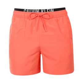 Pánske plavky Calvin Klein ružové (KM0KM01093-U07) L.
Predstavujeme vám pánske plavky Calvin Klein, ktoré kombinujú ikonický dizajn značky s modernými prvkami.
Kvalita Calvin Klein, ktorá vás nesklame
Plavky Calvin Klein sú vyrobené zo 100 % recyklovaného polyesteru, čo zaručuje špičkovú kvalitu a zároveň podporuje udržateľnosť.
Premyslený dizajn pre vaše pohodlie
Plavky Calvin Klein sú navrhnuté s ohľadom na pohodlie a štýl.
Prečo by plavky Calvin Klein nemali chýbať vo vašom šatníku?

Udržateľnosť: Plavky sú vyrobené z recyklovaných materiálov, čím sa znižuje vplyv na životné prostredie.
Rýchloschnúca technológia: Moderný materiál vám zaručí maximálne pohodlie počas celého dňa.
Štýlový a moderný dizajn: Calvin Klein jednoducho nikdy nevyjde z módy.
Perfektná voľba: Budete hviezdou nielen na pláži, ale aj na párty pri bazéne alebo pri akomkoľvek vodnom športe.

Spodná bielizeň Calvin Klein vám dodá jedinečný štýl
Pánska spodná bielizeň Calvin Klein patrí k stáliciam módneho priemyslu.
Ako sa starať o plavky Calvin Klein
Aby si plavky Calvin Klein dlhodobo zachovali svoju kvalitu a farbu, je dôležité dodržiavať správny postup údržby.


Pranie: Perte v práčke pri maximálnej teplote 30 °C a používajte jemný prací prostriedok, ktorý je šetrný k materiálu.


Sušenie: Plavky nesušte v sušičke - radšej ich nechajte voľne schnúť na vzduchu v tieni, aby ste zabránili vyblednutiu žiarivo červenej farby.


Skladování: Po úplném uschnutí skladuj plavky na suchém a dobře větraném místě, abys předešel případné tvorbě plísní.


Tip: Nájsť ten správny kus spodnej bielizne, ktorý vám dokonale padne, môže byť náročné.