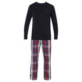 Herren Schlafanzug Tommy Hilfiger mehrfarbig (UM0UM02891 05J) M.
Genießen Sie luxuriösen Komfort während Ihrer Nachtruhe mit diesem Tommy Hilfiger Pyjama für Männer.
Hochwertige Baumwolle für natürlichen Komfort
Der Pyjama besteht aus 100% Baumwolle, die Weichheit, Atmungsaktivität und ein angenehmes Gefühl auf der Haut garantiert.
Moderner Look und bequeme Passform
Das langärmelige Oberteil im monochromen Design ist mit einem dezenten Tommy Hilfiger-Logo auf der Brust versehen.
Warum Sie Tommy Hilfiger Pyjamas lieben werden

100% Baumwolle: Weich, atmungsaktiv und sanft zur Haut.
Elegantes Design: Gedeckte Farben und ein klassisches Karomuster in einem modernen Design.
Lose Passform: Für bequemen Schlaf und Entspannung zu Hause.

Tommy Hilfiger Unterwäsche ist eine Garantie für höchste Qualität
Die Marke Tommy Hilfiger wurde vor fast 40 Jahren zu einer Ikone amerikanischer Kleidung, und ihre farbenfrohe Palette aus Blau, Rot und Weiß ist auf den ersten Blick zu erkennen.
Pflegehinweise für Tommy Hilfiger Herren-Pyjamas
Damit Ihr Lieblingspyjama lange Zeit in einwandfreiem Zustand bleibt, empfehlen wir Ihnen, die folgenden Hinweise zu beachten.

Waschen: Über dem Pyjama bei 40 °C.
Trocknen: Nicht im Trockner trocknen.
Bügeln: Bei mittlerer Temperatur gebügelt, idealerweise von innen nach außen, um die Drucke und Farben zu schützen.

Tip: Werden Sie ein Experte für die Pflege von Unterwäsche mit den Ratschlägen in unserem Artikel und geben Sie Ihren Lieblingsstücken die Pflege, die sie verdienen.