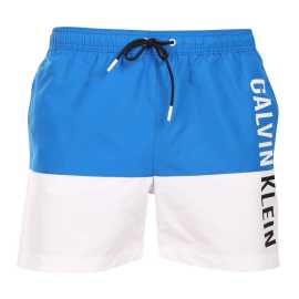 Bademode für Männer Calvin Klein mehrfarbig (KM0KM00994-DYO) XXL.
Möchten Sie stilvoll aussehen und gleichzeitig maximalen Komfort genießen?
Leichtes und funktionelles Material sorgt für Komfort
Der Badeanzug ist aus leichtem Polyester gefertigt, das schnell trocknet und sehr strapazierfähig ist.
Bequeme Passform für jede Gelegenheit
Der Calvin Klein-Badeanzug hat kürzere Beine, so dass er Sie nicht einengt und Ihre Beine zeigt.
Warum Calvin Klein Bademode in Ihrem Kleiderschrank nicht fehlen darf

Erstklassiges Design: Ein luxuriöser Look mit dem kultigen Calvin Klein-Logo.
Schnell trocknendes Material.
Perfekter Schnitt: Die kurzen Beine und der elastische Bund mit Kordelzug passen sich Ihrem Körper an und sorgen für maximale Bewegungsfreiheit.

Calvin Klein Unterwäsche wird von Menschen auf der ganzen Welt geliebt
Calvin Klein Herrenunterwäsche gehört zu den Aushängeschildern der Modeindustrie.
Wie pflegt man Bademode?
Damit Ihre Bademode so lange wie neu hält, ist es wichtig, sie richtig zu pflegen:

Waschen: Empfohlen für 30°C mit mildem Reinigungsmittel.
Trocknen: Nicht für den Wäschetrockner geeignet - am besten an der Luft trocknen lassen.
Bügeln: Nicht bügeln, das Material glättet sich von selbst.

Tip: Die Wahl eines Badeanzugs, der Ihnen perfekt passt und Ihren Stil unterstreicht, kann ein langer Weg sein.