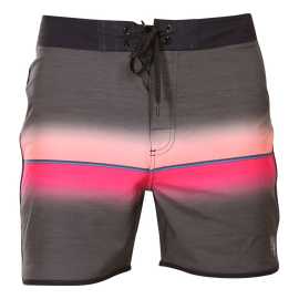 Bademode für Männer Rip Curl mehrfarbig (046MBO-90) L.
Wenn Sie auf der Suche nach bequemer, funktioneller und stylischer Bademode sind, sind die Rip Curl Shorts für Männer die richtige Wahl!
Leichtes und flexibles Material für maximalen Komfort
Die Bademode besteht aus hochwertigen Kunstfasern, die ihr Leichtigkeit, Flexibilität und schnelltrocknende Eigenschaften verleihen.
Tolle Passform und praktische Details
Der sportliche Schnitt dieses Badeanzugs sorgt für perfekte Bewegungsfreiheit, sodass Sie sich bei jeder Aktivität wohlfühlen werden.
Warum Rip Curl Bademode in Ihrem Kleiderschrank nicht fehlen sollte

Flexibles und schnell trocknendes Material: Hochwertige Kunstfasern für Komfort und Bewegungsfreiheit.
Sportlicher Schnitt und elastischer Bund: Er sitzt perfekt und bleibt auch bei aktiver Bewegung an seinem Platz.
Langlebigkeit und Funktionalität: Ideal für Sport, Wasseraktivitäten und den täglichen Gebrauch im Sommer.

Rip Curl bringt Unterwäsche für aktive Männer
Die australische Marke Rip Curl konzentriert sich seit den 1970er Jahren auf die Herstellung von Bademode, insbesondere von Herren-Bademode und Badeshorts.
Wie pflegt man Rip Curl-Badebekleidung?
Damit Ihre Bademode möglichst lange in Form bleibt, empfehlen wir Ihnen:

Waschen: Bei 30°C mit einem milden Waschmittel waschen, um die Elastizität des Materials zu schützen.
Trocknen: Nicht für den Trockner geeignet, am besten an der Luft trocknen lassen.
Bügeln: Nicht bügeln, das Material ist knitterfrei.

Tip: Die Wahl eines Badeanzugs, der Ihnen perfekt passt und Ihren Stil unterstreicht, kann ein langer Weg sein.