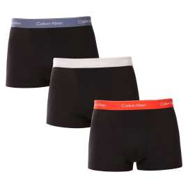 3PACK muške bokserice Calvin Klein crno (NB4286-VQO) L.
Ovaj set Calvin Klein muških bokserica ne samo da donosi potpunu udobnost, već i bezvremenski i moderan stil.
Kvalitetan materijal za svakodnevno nošenje
Calvin Klein bokserice izrađene su od vrhunskog pamuka s dodatkom elastina koji jamči mekoću, prozračnost i elastičnost.
Kraće hlače za maksimalnu slobodu kretanja
Calvin Klein bokserice imaju kraće gaćice, što je idealan izbor za one koji vole slobodnije kretanje i minimalna ograničenja.
Prednosti koje ćete cijeniti svaki dan

Prozračni pamuk: Održava vas svježima tijekom dana.


Fleksibilnost zahvaljujući elastinu: Bokserice se savršeno prilagođavaju vašem tijelu i ne ograničavaju kretanje.


Elegantna tkana guma: Logo Calvin Klein daje boksericama bezvremenski izgled.

Donje rublje Calvin Klein pružit će vam jedinstven stil
Calvin Klein muško donje rublje spada u konstante modne industrije.
Kako njegovati Calvin Klein bokserice
Kako bi bokserice dugo zadržale kvalitetu i udobnost, preporučujemo da se pridržavate sljedećih smjernica:

Pranje: Bokserice perite na 30°C kako biste sačuvali mekoću materijala.


Sušenje: Može se sigurno sušiti u sušilici na niskim temperaturama.


peglanje: Bokserice nije potrebno peglati.

Savjet: Pronaći pravi komad donjeg rublja koji vam savršeno pristaje ponekad je izazovno.