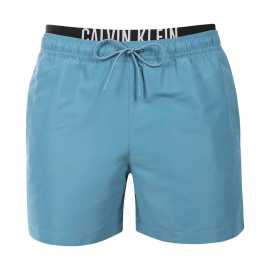 Kupaće gaće Calvin Klein plava (KM0KM01093-CJ6) M.
Predstavljamo muške kupaće kostime Calvin Klein koji kombiniraju kultni dizajn brenda s modernim elementima.
Calvin Klein kvaliteta koja vas neće razočarati
Kupaći kostimi Calvin Klein izrađeni su od 100% recikliranog poliestera, što osigurava vrhunsku kvalitetu uz podršku održivosti.
Promišljen dizajn za vašu udobnost
Kupaći kostimi Calvin Klein dizajnirani su s obzirom na udobnost i stil.
Zašto bi kupaći kostimi Calvina Kleina trebali biti neizostavan dio vašeg ormara?

Održivost: Kupaći kostimi izrađeni su od recikliranih materijala, što smanjuje utjecaj na okoliš.
Tehnologija brzog sušenja: Moderni materijal osigurat će vam maksimalnu udobnost tijekom cijelog dana.
Moderan i moderan dizajn: Calvin Klein jednostavno nikad ne izlazi iz mode.
Savršen izbor: Bit ćete zvijezda ne samo na plaži, već i na zabavi uz bazen ili tijekom bilo kojeg vodenog sporta.

Donje rublje Calvin Klein pružit će vam jedinstven stil
Calvin Klein muško donje rublje spada u konstante modne industrije.
Kako se brinuti za kupaći kostim Calvin Kleina
Kako bi kupaći kostimi Calvin Klein dugo zadržali svoju kvalitetu i boju, važno je slijediti ispravan postupak održavanja.

Pranje: Perite pero u perilici rublja na maksimalno 30°C i koristite blagi deterdžent koji je nježan prema materijalu.
Sušenje: Nemojte sušiti kupaći kostim u sušilici - umjesto toga, pustite ga da se osuši na zraku u hladu kako biste spriječili izblijeđivanje jarko crvene boje.
Pohrana: Nakon što se potpuno osuši, kupaći kostim spremite na suho i dobro prozračeno mjesto kako biste spriječili stvaranje plijesni.

Savjet: Pronaći pravi komad donjeg rublja koji vam savršeno pristaje ponekad je izazovno.