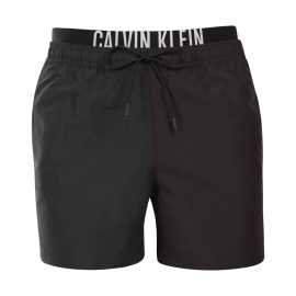 Bademode für Männer Calvin Klein schwarz (KM0KM01093-BEH) XXL.
Die neue Calvin Klein Bademode für Herren kombiniert das kultige Design der Marke mit modernen Elementen.
Calvin Klein-Qualität, die Sie nicht im Stich lässt
Calvin Klein Bademode wird zu 100 % aus recyceltem Polyester hergestellt, was eine hohe Qualität gewährleistet und gleichzeitig die Nachhaltigkeit fördert.
Durchdachtes Design für Ihren Komfort
Calvin Klein Bademode ist auf Komfort und Stil ausgerichtet.
Warum sollte Calvin Klein Bademode in Ihrem Kleiderschrank nicht fehlen?

Nachhaltigkeit: Die Bademode wird aus recycelten Materialien hergestellt, was die Auswirkungen auf die Umwelt reduziert.
Schnell trocknende Technologie: Das moderne Material bietet Ihnen den ganzen Tag über maximalen Komfort.
Elegantes und modernes Design: Calvin Klein kommt einfach nie aus der Mode.
Perfekte Wahl: Sie werden nicht nur am Strand, sondern auch bei Poolpartys oder beim Wassersport ein Star sein.

Calvin Klein Unterwäsche verleiht Ihnen einen einzigartigen Stil
Calvin Klein Herrenunterwäsche gehört zu den Aushängeschildern der Modeindustrie.
Pflegehinweise für Calvin Klein Bademode
Damit die Calvin Klein Bademode lange ihre Qualität und Farbe behält, ist es wichtig, die richtigen Pflegemaßnahmen zu ergreifen.

Waschen: Waschen Sie sie in der Waschmaschine bei maximal 30 °C und verwenden Sie ein mildes, materialschonendes Waschmittel.
Trocknen: Trocknen Sie Ihren Badeanzug nicht im Trockner, sondern lassen Sie ihn an der Luft im Schatten trocknen, damit die leuchtend rote Farbe nicht ausbleicht.
Lagerung: Lagern Sie den Badeanzug nach dem vollständigen Trocknen an einem trockenen und gut belüfteten Ort, um Schimmelbildung zu vermeiden.

Tip: Es kann schwierig sein, die richtige Unterwäsche zu finden, die perfekt sitzt.