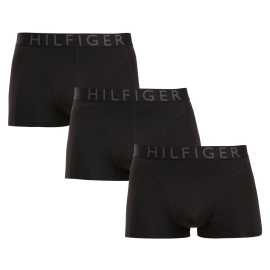 3PACK pánske boxerky Tommy Hilfiger čierne (UM0UM03467 0WE) L, trenky.
Zvoľte nadčasový štýl, ktorý kombinuje eleganciu s funkčnosťou.
Funkčný materiál novej generácie pre vaše pohodlie
Kvalitné umelé vlákno s vysokým podielom elastanu zaisťuje, že boxerky sa skvele prispôsobia vášmu telu a neobmedzujú vás v pohybe.
Elegantný dizajn a strih, ktorý drží
Dlhšie nohavičky zaisťujú pohodlie a komfort počas celého dňa – žiadne vyhrňovanie ani nepríjemné zarezávanie.
Prečo by ste mali vyskúšať boxerky Tommy Hilfiger

Funkčný materiál s vynikajúcou pružnosťou a priedušnosťou, ktorý sa ľahko udržiava.
Moderný vzhľad a skvelý strih s dlhšími nohavičkami pre väčšie pohodlie.
Reprezentatívny štýl a kvalita značky Tommy Hilfiger.

Spodná bielizeň Tommy Hilfiger je zárukou najvyššej kvality
Značka Tommy Hilfiger sa stala ikonou amerického obliekania pred takmer 40 rokmi a jej farebnosť v odtieňoch modrej, červenej a bielej je rozpoznateľná na prvý pohľad.
Ako správne starať sa o boxerky Tommy Hilfiger
Aby vaše obľúbené spodné prádlo vydržalo dlho ako nové, odporúčame dodržiavať nasledujúce pokyny.

Pranie: Per na 30 °C s jemným pracím prostriedkom.
Sušenie: Môžeš sušiť v sušičke – zvoľ jemný program s nízkou teplotou.
Žehlenie: Je možné žehliť na nízky stupeň, ale nie je to nutné – materiál je prirodzene hladký.

Tip: Staňte sa odborníkom na údržbu spodnej bielizne vďaka radám v našom článku a doprajte svojim obľúbeným kúskom starostlivosť, ktorú si zaslúžia.