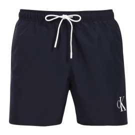 Bademode für Männer Calvin Klein dunkelblau (KM0KM01101-CEF) XXL.
Die neue Calvin Klein Bademode für Herren kombiniert das kultige Design der Marke mit modernen Elementen.
Calvin Klein-Qualität, die Sie nicht im Stich lässt
Calvin Klein Bademode wird zu 100 % aus recyceltem Polyester hergestellt, was eine hohe Qualität gewährleistet und gleichzeitig die Nachhaltigkeit fördert.
Durchdachtes Design für Ihren Komfort
Calvin Klein Bademode ist auf Komfort und Stil ausgerichtet.
Warum sollte Calvin Klein Bademode in Ihrem Kleiderschrank nicht fehlen?

Nachhaltigkeit: Die Bademode wird aus recycelten Materialien hergestellt, was die Auswirkungen auf die Umwelt reduziert.
Schnell trocknende Technologie: Das moderne Material bietet Ihnen den ganzen Tag über maximalen Komfort.
Elegantes und modernes Design: Calvin Klein kommt einfach nie aus der Mode.
Perfekte Wahl: Sie werden nicht nur am Strand, sondern auch bei Poolpartys oder beim Wassersport ein Star sein.

Calvin Klein Unterwäsche verleiht Ihnen einen einzigartigen Stil
Calvin Klein Herrenunterwäsche gehört zu den Aushängeschildern der Modeindustrie.
Pflegehinweise für Calvin Klein Bademode
Damit die Calvin Klein Bademode lange ihre Qualität und Farbe behält, ist es wichtig, die richtigen Pflegemaßnahmen zu ergreifen.

Waschen: Waschen Sie sie in der Waschmaschine bei maximal 30 °C und verwenden Sie ein mildes, materialschonendes Waschmittel.
Trocknen: Trocknen Sie Ihren Badeanzug nicht im Trockner, sondern lassen Sie ihn an der Luft im Schatten trocknen, damit die leuchtend rote Farbe nicht ausbleicht.
Lagerung: Lagern Sie den Badeanzug nach dem vollständigen Trocknen an einem trockenen und gut belüfteten Ort, um Schimmelbildung zu vermeiden.

Tip: Es kann schwierig sein, die richtige Unterwäsche zu finden, die perfekt sitzt.