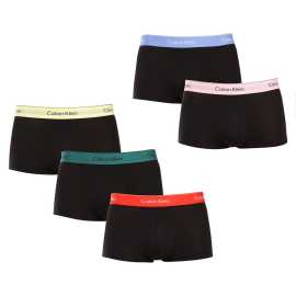 5PACK Moške boksarice Calvin Klein črne (NB4230-VSU) XXL.
Ta komplet moških boksaric Calvin Klein ne prinaša le popolnega udobja, temveč tudi brezčasen in sodoben slog.
Kakovosten material za vsakodnevno nošenje
Calvin Kleinove boksarice so izdelane iz vrhunskega bombaža s pridihom elastana, ki zagotavlja mehkobo, zračnost in prožnost.
Krajše spodnjice za največjo svobodo gibanja
Calvin Kleinove bokserke imajo krajše noge, zato so idealna izbira za tiste, ki imajo raje svobodnejše gibanje in minimalne omejitve.
Prednosti, ki jih boste cenili vsak dan

Dihajoč bombaž: Ohranja svežino ves dan.


Prožnost zaradi elastana: Boksarice se popolnoma prilagodijo vašemu telesu in ne omejujejo gibanja.


Elegantna tkana guma: Logotip Calvin Klein daje bokserkam brezčasen videz.

Spodnje perilo Calvin Klein vam omogoča edinstven slog
Moško spodnje perilo Calvin Klein je ena od stalnic modne industrije.
Kako skrbeti za boksarice Calvin Klein
Če želite zagotoviti, da boksarice dolgo ohranijo svojo kakovost in udobje, priporočamo, da upoštevate naslednje smernice:

Pralnica: Bokserice perite pri 30 °C, da ohranite mehkobo materiala.


Sušenje: Lahko se varno posuši v sušilnem stroju pri nizkih temperaturah.


Likanje: Bokserjev ni treba likati.

Nasvet: Iskanje pravega spodnjega perila, ki se vam popolnoma prilega, je lahko izziv.