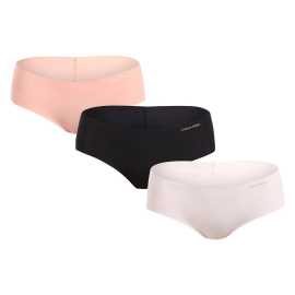 3PACK dámske nohavičky Calvin Klein bezšvové viacfarebné (QD3559E-WAM) L.
Objavte kúzlo neviditeľného pohodlia s bezšvovými dámskymi nohavičkami Calvin Klein.
Inovatívny materiál pre každodenné pohodlie
Bezšvové nohavičky Calvin Klein sú vyrobené z vysoko kvalitného syntetického vlákna, ktoré kombinuje polyamid a elastan.
Minimalistický dizajn s ikonickým logom Calvin Klein
Bezšvové spracovanie dodáva nohavičkám dokonale hladký vzhľad, ktorý nie je viditeľný ani pod najpriliehavejším oblečením.
Výhody, ktoré si zamilujete

Bezšvový strih: Neviditeľné pod oblečením a dokonale pohodlné.
Ultrajemný materiál: Mäkký na dotyk, elastický a priedušný.
Nadčasový štýl Calvin Klein: Kombinácia elegancie a funkčnosti.

Spodná bielizeň Calvin Klein je obľúbená u ľudí po celom svete
Výnimočná spodná bielizeň Calvin Klein je základom módneho priemyslu.
Ako sa starať o bezšvové nohavičky Calvin Klein
Aby vaše obľúbené spodné prádlo zostalo dlho v perfektnom stave, odporúčame dodržiavať tieto pokyny na údržbu.

Pranie: Per je na jemný cyklus pri maximálne 30 °C.
Sušenie: Neodporúča sa sušiť v sušičke.
Žehlenie: Nohavičky nie je potrebné žehliť.

Tip: Nájdenie obľúbeného spodného prádla môže byť niekedy zdĺhavý proces, preto chceme, aby vaše obľúbené kúsky vydržali čo najdlhšie.