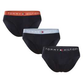 3PACK muške slip gaće Tommy Hilfiger crno (UM0UM03575 0T1) S.
Uživajte u udobnosti na koju možete računati svaki dan, uz stil koji je sinonim za američku eleganciju.
Vrhunski materijal za vašu maksimalnu udobnost
Gaćice su izrađene od pamuka s dodatkom elastana, što je provjerena kombinacija za donje rublje.
Bezvremenski stil za ljubitelje minimalizma
Tipičan čist dizajn marke Tommy Hilfiger nadopunjuje tkana elastika s logotipom, koja gaćicama dodaje moderan i elegantan naglasak.
Zašto biste svakako trebali isprobati Tommy Hilfiger gaćice

Premium materijal: Visok udio pamuka za prirodnu udobnost i prozračnost.
Kultni dizajn Tommyja Hilfigera: Tkana guma s logotipom dodaje elegantan i moderan izgled.
Univerzalna upotreba: Idealan kroj za svaku priliku, od svakodnevnog nošenja do sporta.

Tommy Hilfiger donje rublje jamstvo je najviše kvalitete
Brend Tommy Hilfiger postao je ikona američkog odijevanja prije gotovo 40 godina, a njegove boje u tonovima plave, crvene i bijele prepoznatljive su na prvi pogled.
Kako se brinuti za Tommy Hilfiger gaćice
Kako biste dugo uživali u svom donjem rublju, preporučujemo da slijedite sljedeće upute.

Pranje: Perite gaćice na 40°C.
Sušenje: Gaćice možete sušiti u sušilici, ali preporučujemo blagi program i nižu temperaturu kako biste produžili vijek trajanja materijala.
Peglanje: Gaćice se mogu peglati, ali uvijek koristite nižu temperaturu i idealno bi bilo peglati naopačke.

Savjet: Vaše omiljeno donje rublje zaslužuje nježan tretman.
