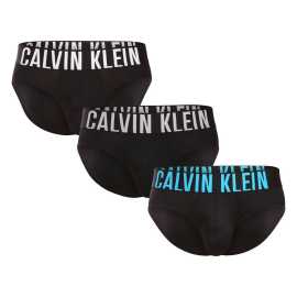 3PACK pánske slipy Calvin Klein čierné (NB3610A-VVL) XXL.
Oblečte si luxusný komfort a ikonický štýl s pánskymi slipami Calvin Klein.
Prémiový materiál pre celodenné pohodlie
Slipy Calvin Klein sú vyrobené z kombinácie polyesteru a elastanu.
Štýl, ktorý sa prispôsobí vášmu rytmu
Klasické farby sú univerzálne a hodia sa ku každému outfitu.
Prečo si zamilujete slipy Calvin Klein

Ikona Calvin Klein: kombinácia jednoduchosti a štýlu značky.
Pohodlný materiál, ktorý si zachováva svoj tvar: Ideálny na každodenné nosenie a šport.
Tkaná guma: Perfektné prispôsobenie bez otlakov alebo skĺzavania.

Spodná bielizeň Calvin Klein vám dodá jedinečný štýl
Pánska spodná bielizeň Calvin Klein je základným kúskom módneho priemyslu.
Ako sa starať o slipy Calvin Klein
Aby ste si mohli svoje obľúbené spodné prádlo užívať čo najdlhšie, odporúčame dodržiavať tieto pokyny na údržbu.

Pranie: Odporúčame prať na 30 °C, ideálne naruby.
Sušenie: Slipy nesušte v sušičke – predĺžite tak ich životnosť a pružnosť.
Žehlenie: Nežehlite – syntetické materiály sa ľahko udržiavajú bez žehlenia.

Tip: Nájdenie správneho kusu spodnej bielizne, ktorý vám perfektne sedí, môže byť niekedy náročné.