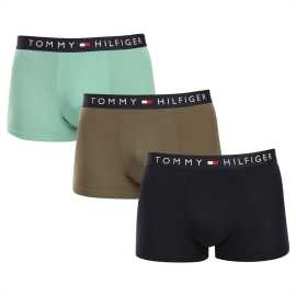 3PACK Herren Klassische Boxershorts Tommy Hilfiger mehrfarbig (UM0UM03180 0T2) XXL.
Gönnen Sie sich zeitlosen Stil und höchsten Komfort mit den Herren-Boxershorts von Tommy Hilfiger.
Hochwertiges Material für maximalen Komfort
Die Tommy Hilfiger Boxershorts sind aus weicher, sehr angenehm zu tragender Baumwolle mit einem Hauch von Elastan gefertigt, was ihnen Flexibilität und Haltbarkeit verleiht.
Ikonischer Stil und präziser Schnitt
Die Boxershorts haben längere Beine, die nicht hochgekrempelt werden und ausreichend Abdeckung und Komfort bieten.
Warum Sie Tommy Hilfiger Boxershorts nicht verpassen dürfen

Hochwertige Baumwolle mit Elastan: Weich, atmungsaktiv und bequem für ganztägigen Tragekomfort.
Längeres Bein und elastischer Bund: Stabilität, Stil und kein Scrollen.
Elegantes und zeitloses Design: Ideal für den Alltag und besondere Anlässe.

Tommy Hilfiger Unterwäsche ist eine Garantie für höchste Qualität
Die Marke Tommy Hilfiger wurde vor fast 40 Jahren zu einer Ikone amerikanischer Kleidung, und ihre farbenfrohe Palette aus Blau, Rot und Weiß ist auf den ersten Blick zu erkennen.
Pflegehinweise für Tommy Hilfiger Boxershorts

Waschen: Per bei 30 °C.
Trocknen: Boxer können bei niedriger Temperatur im Wäschetrockner getrocknet werden.
Bügeln: Falls erforderlich, können sie bei einer niedrigeren Temperatur gebügelt werden.

Tip: Das perfekte Stück Unterwäsche zu finden, kann manchmal eine Herausforderung sein.
