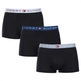 3PACK Herren Klassische Boxershorts Tommy Hilfiger dunkelblau (UM0UM03181 0TV) L.
Gönnen Sie sich zeitlosen Stil und höchsten Komfort mit den Herren-Boxershorts von Tommy Hilfiger.
Hochwertiges Material für maximalen Komfort
Die Tommy Hilfiger Boxershorts sind aus weicher, sehr angenehm zu tragender Baumwolle mit einem Hauch von Elastan gefertigt, was ihnen Flexibilität und Haltbarkeit verleiht.
Ikonischer Stil und präziser Schnitt
Die Boxershorts haben längere Beine, die nicht hochgekrempelt werden und ausreichend Abdeckung und Komfort bieten.
Warum Sie Tommy Hilfiger Boxershorts nicht verpassen dürfen

Hochwertige Baumwolle mit Elastan: Weich, atmungsaktiv und bequem für ganztägigen Tragekomfort.
Längeres Bein und elastischer Bund: Stabilität, Stil und kein Scrollen.
Elegantes und zeitloses Design: Ideal für den Alltag und besondere Anlässe.

Tommy Hilfiger Unterwäsche ist eine Garantie für höchste Qualität
Die Marke Tommy Hilfiger wurde vor fast 40 Jahren zu einer Ikone amerikanischer Kleidung, und ihre farbenfrohe Palette aus Blau, Rot und Weiß ist auf den ersten Blick zu erkennen.
Pflegehinweise für Tommy Hilfiger Boxershorts

Waschen: Per bei 30 °C.
Trocknen: Boxer können bei niedriger Temperatur im Wäschetrockner getrocknet werden.
Bügeln: Falls erforderlich, können sie bei einer niedrigeren Temperatur gebügelt werden.

Tip: Das perfekte Stück Unterwäsche zu finden, kann manchmal eine Herausforderung sein.