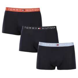 3PACK Herren Klassische Boxershorts Tommy Hilfiger dunkelblau (UM0UM03181 0T1) M.
Gönnen Sie sich zeitlosen Stil und höchsten Komfort mit den Herren-Boxershorts von Tommy Hilfiger.
Hochwertiges Material für maximalen Komfort
Die Tommy Hilfiger Boxershorts sind aus weicher, sehr angenehm zu tragender Baumwolle mit einem Hauch von Elastan gefertigt, was ihnen Flexibilität und Haltbarkeit verleiht.
Ikonischer Stil und präziser Schnitt
Die Boxershorts haben längere Beine, die nicht hochgekrempelt werden und ausreichend Abdeckung und Komfort bieten.
Warum Sie Tommy Hilfiger Boxershorts nicht verpassen dürfen

Hochwertige Baumwolle mit Elastan: Weich, atmungsaktiv und bequem für ganztägigen Tragekomfort.
Längeres Bein und elastischer Bund: Stabilität, Stil und kein Scrollen.
Elegantes und zeitloses Design: Ideal für den Alltag und besondere Anlässe.

Tommy Hilfiger Unterwäsche ist eine Garantie für höchste Qualität
Die Marke Tommy Hilfiger wurde vor fast 40 Jahren zu einer Ikone amerikanischer Kleidung, und ihre farbenfrohe Palette aus Blau, Rot und Weiß ist auf den ersten Blick zu erkennen.
Pflegehinweise für Tommy Hilfiger Boxershorts

Waschen: Per bei 30 °C.
Trocknen: Boxer können bei niedriger Temperatur im Wäschetrockner getrocknet werden.
Bügeln: Falls erforderlich, können sie bei einer niedrigeren Temperatur gebügelt werden.

Tip: Das perfekte Stück Unterwäsche zu finden, kann manchmal eine Herausforderung sein.
