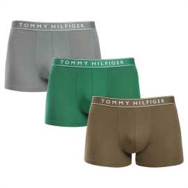 3PACK Herren Klassische Boxershorts Tommy Hilfiger mehrfarbig (UM0UM03520 0WK) L.
Gönnen Sie sich zeitlosen Stil und höchsten Komfort mit den Herren-Boxershorts von Tommy Hilfiger.
Hochwertiges Material für maximalen Komfort
Die Tommy Hilfiger Boxershorts sind aus weicher, sehr angenehm zu tragender Baumwolle mit einem Hauch von Elastan gefertigt, was ihnen Flexibilität und Haltbarkeit verleiht.
Ikonischer Stil und präziser Schnitt
Die Boxershorts haben längere Beine, die nicht hochgekrempelt werden und ausreichend Abdeckung und Komfort bieten.
Warum Sie Tommy Hilfiger Boxershorts nicht verpassen dürfen

Hochwertige Baumwolle mit Elastan: Weich, atmungsaktiv und bequem für ganztägigen Tragekomfort.
Längeres Bein und elastischer Bund: Stabilität, Stil und kein Scrollen.
Elegantes und zeitloses Design: Ideal für den Alltag und besondere Anlässe.

Tommy Hilfiger Unterwäsche ist eine Garantie für höchste Qualität
Die Marke Tommy Hilfiger wurde vor fast 40 Jahren zu einer Ikone amerikanischer Kleidung, und ihre farbenfrohe Palette aus Blau, Rot und Weiß ist auf den ersten Blick zu erkennen.
Pflegehinweise für Tommy Hilfiger Boxershorts

Waschen: Per bei 30 °C.
Trocknen: Boxer können bei niedriger Temperatur im Wäschetrockner getrocknet werden.
Bügeln: Falls erforderlich, können sie bei einer niedrigeren Temperatur gebügelt werden.

Tip: Das perfekte Stück Unterwäsche zu finden, kann manchmal eine Herausforderung sein.