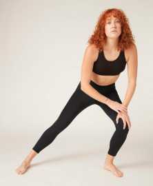 Menštruačné legíny 7/8 Modibodi (MODI4087) XL.
Modibodi Menštruačné legíny 7/8

savosť ako 2 až 3 tampóny (15 ml)
vyrobené z recyklovaného materiálu
dotykovú vrstvu tvorí merino vlna
vďaka funkčným materiálom je vlhkosť odvádzaná od tela
vhodné pre všetky typy sporov
Dĺžka nohy 7/8
praktické vrecko na telefón.

Vždy skontrolujte tabuľku veľkostí (vyššie) pre každú značku a vyberte si podľa nej.
Pre značku Modibodi je charakteristické použitie austrálskej merino vlny v absorpčnej vrstve. Použitá vlna je z 95 % austrálska vlna merino.
Ako funguje patentovaná technológia Modifier Technology™

vrchná (dotyková) vrstva je vyrobená zo 100 % merino (ovčej vlny) - odvádza vlhkosť, je antimikrobiálna a zaručuje pocit sucha
stredná absorpčná vrstva je z mikrovlákna, bezpečne absorbuje tekutinu a zápach a neprepúšťa ich dovnútra
posledná vrstva je nepriepustná, ale priedušná ochrana.

Zloženie:

Vonku: 80% recyklovaný nylon, 20% elastan
Síťovaná podšívka: 95% recyklovaný nylon, 5% elastan
Dotyková vrstva: 100 % merino vlna
Vnútorná vrstva: 80 % polyester, 20 % polyamid; 100 % polyester

Bielizeň Modibodi bola certifikovaná podľa normy STANDARD 100 OEKO-TEX®.
Navrhnuté v Austrálii, vyrobené v Číne.
Pranie a starostlivosť

Pred prvým použitím legíny vyperte na 30 stupňov - aktivuje sa tým absorpčná vrstva.
Po použití vyperte v studenej vode - nepoužívajte žlčové mydlo, nerobí merino dobre, rovnako ako intenzívne hnetenie alebo drhnutie.
Potom vyperte v práčke pri 30 stupňoch s bežným bielizňou.
Na pranie odporúčame pracie gély na vlnu alebo jemnú bielizeň.
Nepoužívajte zmäkčovač tkanín, nesušte v bubnovej sušičke.
Mimo menštruácie uchovávajte v uzatvárateľnej škatuľke.

Viac informácií nájdete v časti Ako sa starať o menštruačné nohavičky.
O Modibodi
Výrobky Modibodi sú alternatívou k výrobkom na jedno použitie.