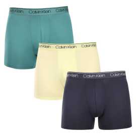3PACK Herren Klassische Boxershorts Calvin Klein mehrfarbig (NB2570A-VSX) S.
Sie wollen Boxershorts, die Ihnen perfekten Komfort, modernes Design und höchste Qualität bieten?
Hochwertiges Material für ganztägigen Komfort
Diese Boxershorts bestehen aus einer Kombination aus Polyester und Elastan und bieten die perfekte Kombination aus Weichheit, Dehnbarkeit und Haltbarkeit.
Modernes Design und perfekte Passform
Der minimalistische Look mit einem Bund mit Gummizug wird durch das Calvin Klein-Logo ergänzt und verleiht den Boxershorts einen luxuriösen und raffinierten Stil.
Warum werden Sie Calvin Klein Boxershorts lieben?

Leichtes und atmungsaktives Material: Ideal für das tägliche Tragen und anspruchsvolle sportliche Aktivitäten.
Längere Höschen: Sie bieten eine bessere Abdeckung und Unterstützung, verknäueln nicht und drücken nicht.
Schnell trocknend und langlebig: Perfekt für einen aktiven Lebensstil.
Zeitloses Design: Das minimalistische Design und der luxuriöse Look von Calvin Klein.

Calvin Klein Unterwäsche wird von Menschen auf der ganzen Welt geliebt
Calvin Klein Herrenunterwäsche gehört zu den Aushängeschildern der Modeindustrie.
Wie pflegt man Boxershorts?
Damit Ihre Boxershorts so lange wie möglich ihre perfekte Form und Qualität behalten, sollten Sie die folgenden Hinweise beachten:

Waschen: Wir empfehlen das Waschen bei 30 °C mit Feinwaschmittel.
Bügeln: Es wird nicht empfohlen, um eine Beschädigung des Materials zu vermeiden.
Trockner: Das Trocknen im Trockner wird nicht empfohlen, sondern das Trocknen an der Luft.

Tip: Es kann schwierig sein, die richtige Unterwäsche zu finden, die perfekt sitzt.