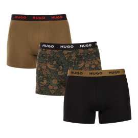3PACK Herren Klassische Boxershorts HUGO mehrfarbig (50532559 979) M.
Setzen Sie auf zeitlose Eleganz und höchsten Komfort mit den HUGO Herren-Boxershorts.
Material, das sich perfekt an Sie anpasst
Die Kombination aus hochwertiger Baumwolle mit einem Hauch von Elastan sorgt für eine optimale Kombination aus Komfort und Flexibilität.
Ein Stil, der für sich selbst spricht
Die nüchterne Farbgebung ist für alle Männer geeignet, die keine Exzentrik mögen.
Warum Sie HUGO Boxershorts lieben werden

Hochwertiges Material aus einer Kombination von Baumwolle und Elastan.
Elegantes Design in klassischen Farben.
Längere Beine für mehr Komfort.

Hugo Unterwäsche für Liebhaber von Komfort und Luxus
Die Marke Hugo Underwear gehört zur Bekleidungsfamilie Hugo Boss und zeichnet sich durch hochwertige Materialien und präzise Verarbeitung aus.
Pflegehinweise für HUGO Boxershorts
Damit Ihre Lieblingsboxer lange halten, empfehlen wir Ihnen, diese Tipps zu befolgen.

Waschen: Der Stift hat eine Temperatur von 40 °C.
Trocknen: Sie können Ihre Boxershorts im Wäschetrockner im Schonprogramm trocknen.
Bügeln: Falls erforderlich, bügeln Sie sie bei niedrigerer Temperatur von innen nach außen.

Tip: Werden Sie ein Experte für die Pflege von Unterwäsche mit den Ratschlägen in unserem Artikel und geben Sie Ihren Lieblingsstücken die Pflege, die sie verdienen.
